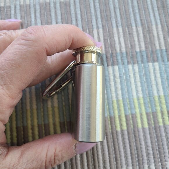 NWOT Personalized "CHRIS" Mini Novelty Flask Keychain Carabiner Clip Screw Cap - Picture 9 of 9